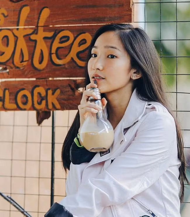 Bên cạnh đó, nữ tướng của Trung Quốc còn có mái tóc dài suôn mượt và đen nhánh, làn da vàng đặc trưng. Sau khi ngắm Sasha nhiều người cũng tỏ ra bất ngờ khi cô quá giống với những gì mọi người nghĩ và được chứng kiến về nữ tướng Hoa Mộc Lan từng xuất hiện trong phim hoạt hình..