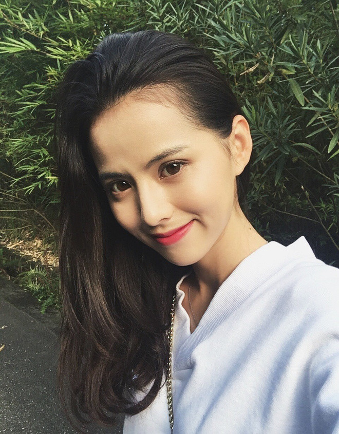 Tuy nhiên, đối với Nhật Doanh niềm vui ấy chỉ là một phần nhỏ trong khi áp lực khi bị so sánh như vậy lại chiếm cả 10 phần. Lý do là bởi đàn chị Lý Nhược Đồng thực sự như một tường thành quá kiên cố và xinh đẹp.