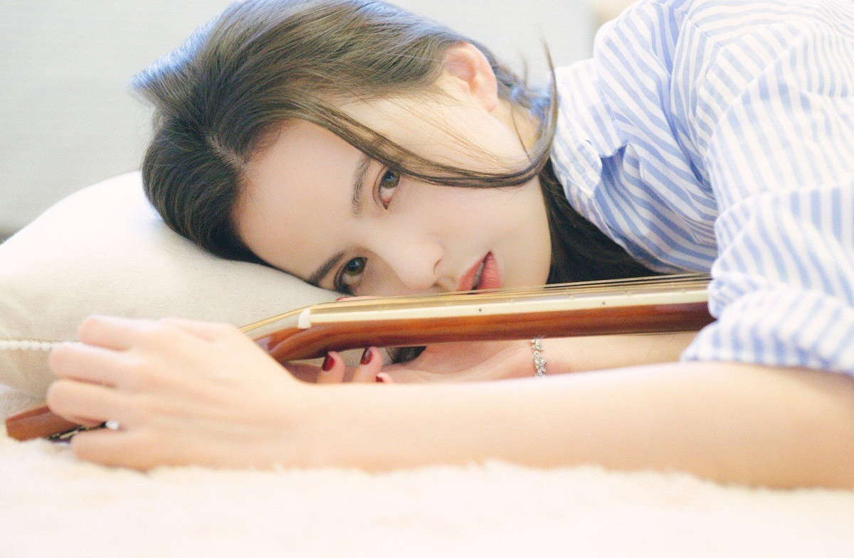 Khi biết mình được nhiều người gọi là "Tiểu Lý Nhược Đồng", Nhật Doanh chia sẻ cô nàng cảm thấy rất vui và tự hào bởi Lý Nhược Đồng chính là thần tượng từ nhỏ của cô nàng.