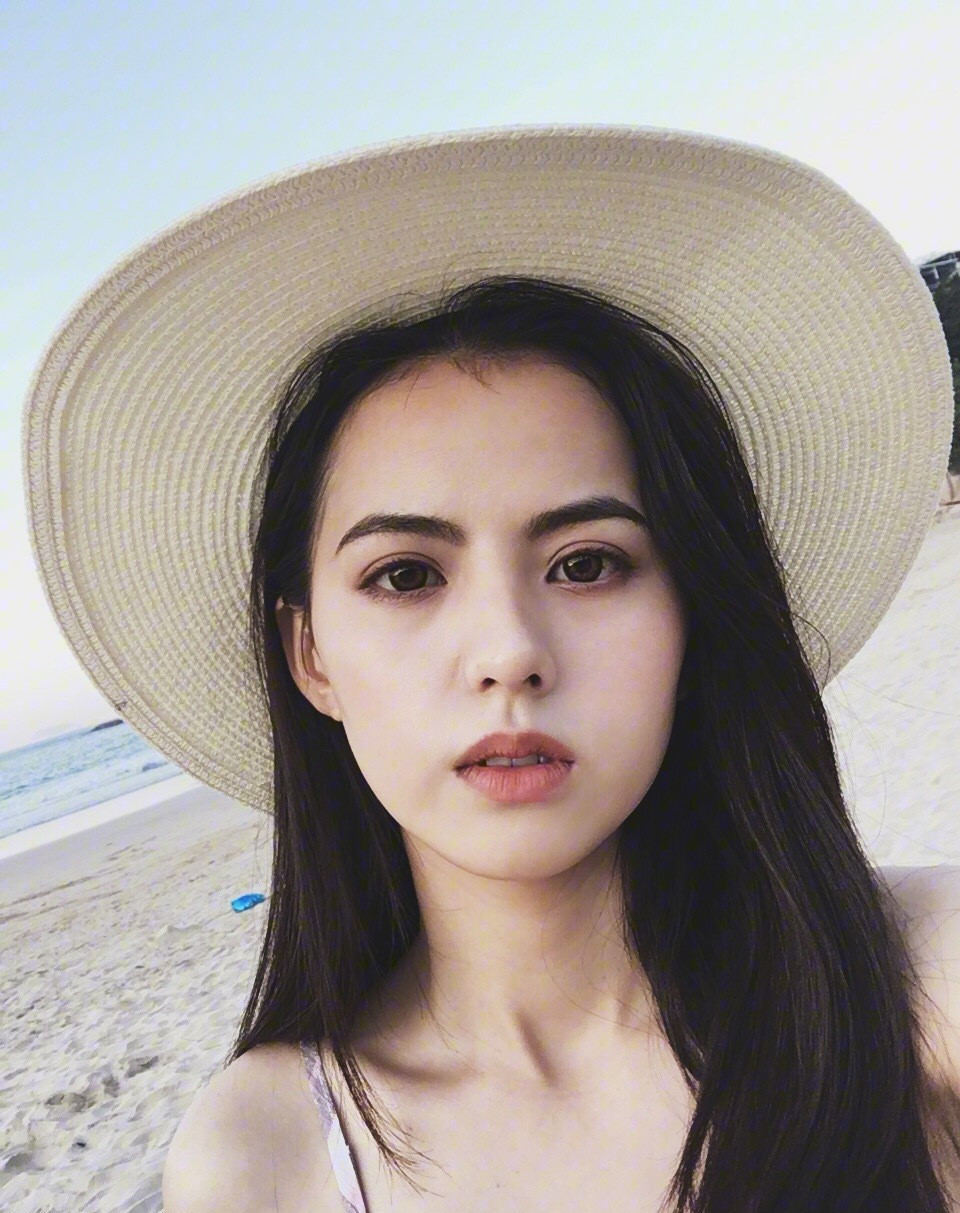 Nhưng phải công nhận rằng, dù nhìn ở góc mặt nào, Nhật Doanh cũng khá giống với "Cô Cô" Lý Nhược Đồng, nhất là đôi mắt to, sâu như biết nói, sống mũi cao.