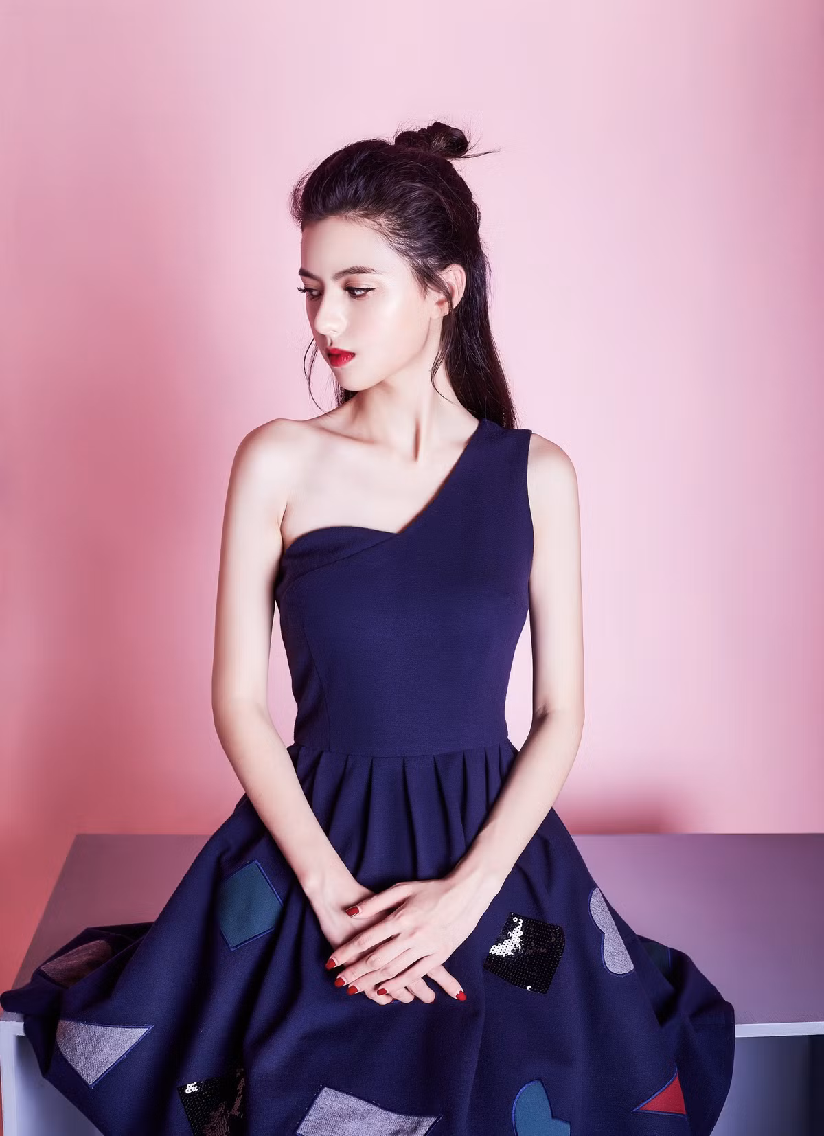 Nếu so sánh với đàn chị Lý Nhược Đồng, Nhật Doanh có phong thái cá tính, hiện đại hơn rất nhiều.