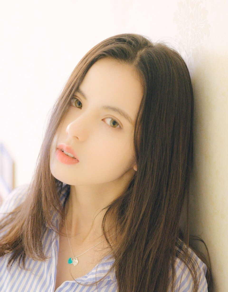 Hoàng Nhật Doanh sinh năm 1994, đến từ thành phố Hạ Môn, tỉnh Phúc Kiến (Trung Quốc). Hiện cô bạn này đang là diễn viên tự do, cô bạn 9X từng góp mặt trong một vài TVC quảng cáo cũng như các web drama nhỏ