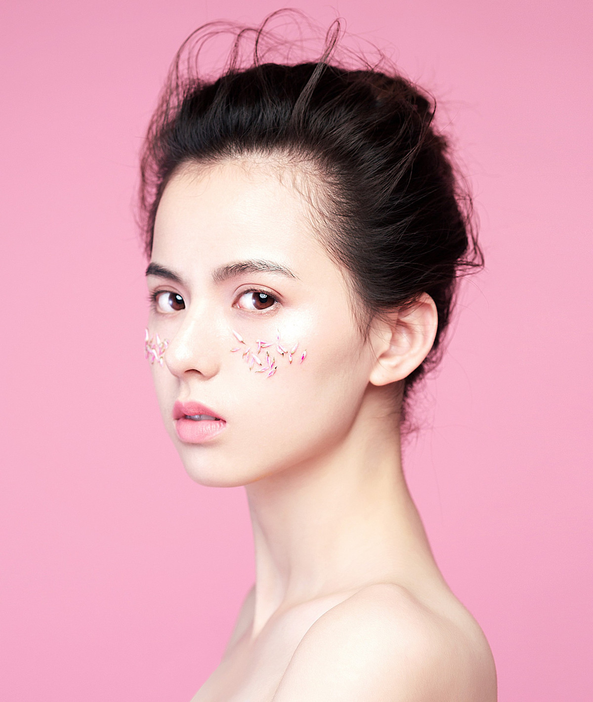 Ngắm nhìn, Nhật Doanh nhiều người có để lại nhận xét rằng cô bạn 9X Trung Quốc này khá cá tính, hiện đại hơn so với diễn viên Lý Nhược Đồng. Nhưng với các góc mặt gần giống, Nhật Doanh vẫn được vô số người mệnh danh là "Tiểu Lý Nhược Đồng".