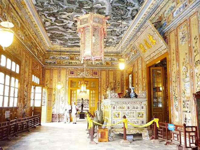 Nghệ nhân Phan Văn Tánh đã dùng chân để vẽ bức tranh “Cửu Long ẩn vân” - 9 con rồng ẩn trong mây tại lăng vua Khải Định. Phan Văn Tánh là họa sĩ nức tiếng đương thời.