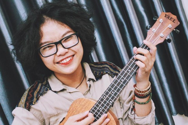 Tuy nhiên, mới đây những cô nàng kém may mắn và tự ti khi có vòng 1 lép đã được "nâng đỡ" tinh thần bằng bản cover của của cô nàng có tên Vũ Thị Châu về những lợi ích của ngực lép khiến dân mạng "phì cười".