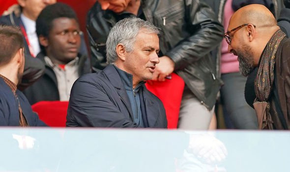 Mourinho đã được Lyon liên hệ và sớm có mặt theo dõi trận đấu giữa đội bóng này với Lille hồi đầu năm. Mọi chuyện càng sáng tỏ hơn nữa khi nhà báo của tờ Entreprendre (Pháp) đã chạm mặt Mourinho ngay tại sân bay Lyon-Saint-Exupéry.