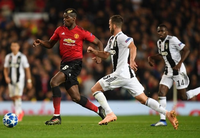 Juventus đã làm rõ lập trường của mình trong việc chiêu mộ lại tiền vệ người Pháp Pogba từ MU. Tuy nhiên, họ sẽ phải cạnh tranh quyết liệt từ phía Real Madrid. Đội bóng Hoàng gia Tây Ban Nha đang sẵn sàng kích nổ bom tấn với thương vụ chiêu mộ ngôi sao này.