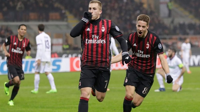  Chuyển nhượng bóng đá mới nhất từ Mirror, AC Milan đã theo dõi Gerard Deulofeu từ lâu và bây giờ là thời điểm thích hợp để đưa anh quay trở lại San Siro sau 2 năm xa cách.