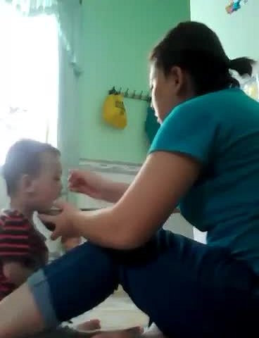 Ngay sau khi xuất hiện trên mạng xã hội, các đoạn clip trên tạo sự phẫn nộ, bức xúc trong dư luận khi hành động của bảo mẫu là quá dã man, đánh đập trẻ khi ăn khiến các bé hoảng sợ. Qua quá trình xác minh ban đầu, 3 bé bị bảo mẫu bạo hành thuộc nhóm giữ trẻ tư thục "Sắc Màu Tuổi Thơ" (ngụ phường Bình Khánh, thành phố Long Xuyên, tỉnh An Giang).