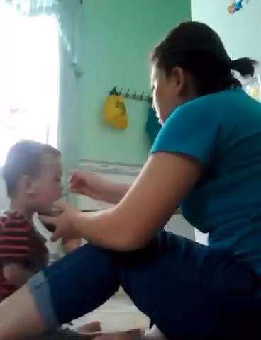 Ngay sau khi xuất hiện trên mạng xã hội, các đoạn clip trên tạo sự phẫn nộ, bức xúc trong dư luận khi hành động của bảo mẫu là quá dã man, đánh đập trẻ khi ăn khiến các bé hoảng sợ. Qua quá trình xác minh ban đầu, 3 bé bị bảo mẫu bạo hành thuộc nhóm giữ trẻ tư thục "Sắc Màu Tuổi Thơ" (ngụ phường Bình Khánh, thành phố Long Xuyên, tỉnh An Giang).