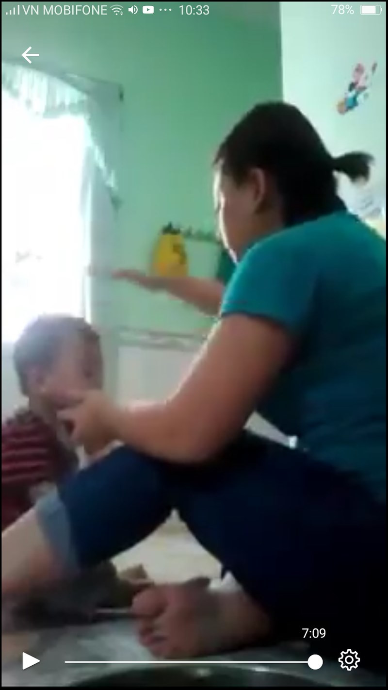 Còn trên MXH, sau khi xem xong clip đa phần mọi người đều tỏ thái độ vô cùng bức xúc với cách hành xử thiếu nhân cách con người của cô bảo mẫu trên và cho rằng, cô này không hề có chút đạo đức nghề nghiệp nào cả?