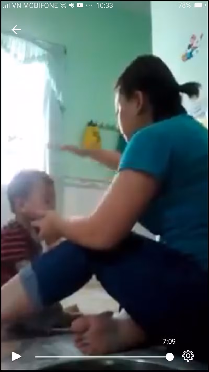 Còn trên MXH, sau khi xem xong clip đa phần mọi người đều tỏ thái độ vô cùng bức xúc với cách hành xử thiếu nhân cách con người của cô bảo mẫu trên và cho rằng, cô này không hề có chút đạo đức nghề nghiệp nào cả?