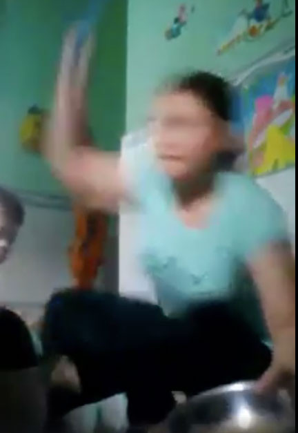 Trong sáng 25/8, ghi nhận của phóng viên có mặt tại đây, nhóm giữ trẻ này đã phải treo bảng: "Nhóm trẻ tạm ngưng hoạt động, rất xin lỗi phụ huynh". Rất nhiều phụ huynh đã kéo đến nhóm trẻ này, vây kín lớp để bày tỏ sự bức xúc khi thấy các con, cháu của mình bị bảo mẫu bạo hành như vậy.