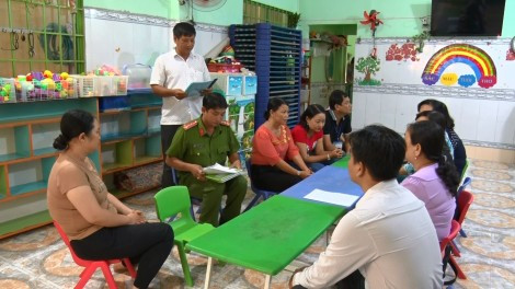 Còn nickname Hoa Quynh chia sẻ: "Chẳng biết có tin hay không, tay thì to như cái cột rồi vỗ thẳng vào đầu cháu bé. Đúng là loại vô nhân tính, bảo mẫu gì những loại này giao con cho bọn này khi gửi thì lành lặn khi về thì què quặt. Xong xảy ra sự vụ gì thì xin lỗi, hối hận, nước mắt ngắn, nước mắt dài".