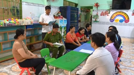 Còn nickname Hoa Quynh chia sẻ: "Chẳng biết có tin hay không, tay thì to như cái cột rồi vỗ thẳng vào đầu cháu bé. Đúng là loại vô nhân tính, bảo mẫu gì những loại này giao con cho bọn này khi gửi thì lành lặn khi về thì què quặt. Xong xảy ra sự vụ gì thì xin lỗi, hối hận, nước mắt ngắn, nước mắt dài".