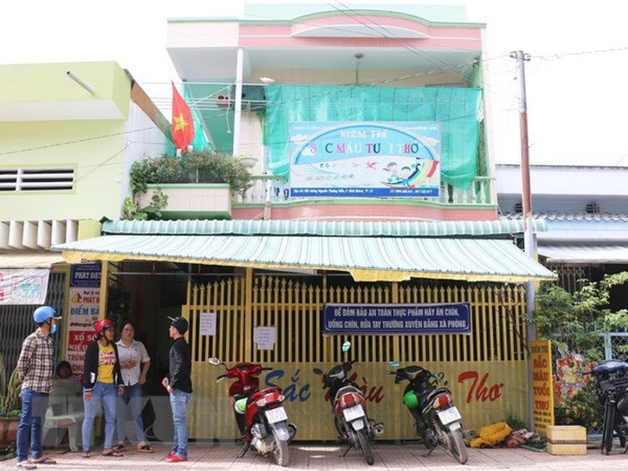 Theo thông tin mới nhận được Bà Nguyễn Thị Huyền Trang, chủ nhà trẻ Sắc màu tuổi thơ cho biết, ngay sau khi nắm được thông tin, bà đã đến công an trình báo vụ việc cô bảo mẫu đánh trẻ đồng thời gửi lời xin lỗi đến các trẻ và phụ huynh của trẻ bị đánh. Bà Trang cũng thừa nhận tuy bà là chủ nhưng không quán xuyến hết để xảy ra sự việc như trên.