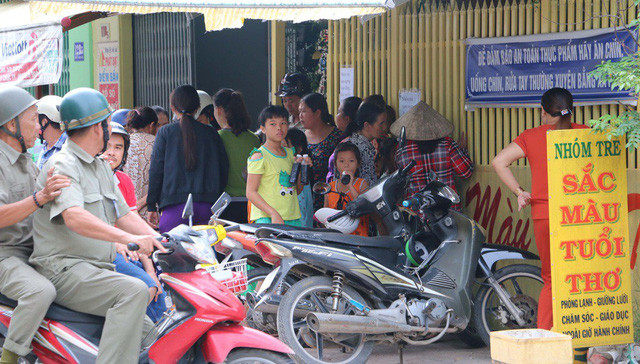 Cùng ngày, một cán bộ ở UBND TP.Long Xuyên cho biết, đã chỉ đạo Phòng GD-ĐT TP Long Xuyên, Công an TP Long Xuyên, UBND P.Bình Khánh, Công an P.Bình Khánh sẽ sớm điều tra xử lý làm rõ. Trước mặt ngành chức năng đã tạm đình chỉ nhà giữ trẻ này chờ kết quả xử lý. UBND TP.Long Xuyên cũng cho biết nhà trẻ trên được cấp giấy phép hoạt động.