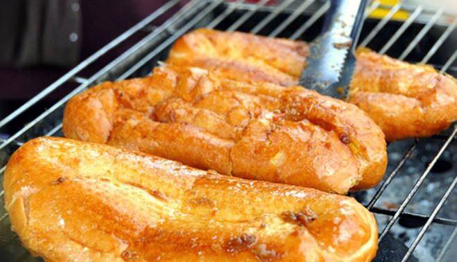 Rồi thì ai mà quên được cái món ăn vặt bánh mì mật ong nữa. Cắn miếng bánh vàng ruộm, thơm ngọt, ăn một nửa cái rồi mà cứ muốn ăn thêm nữa.