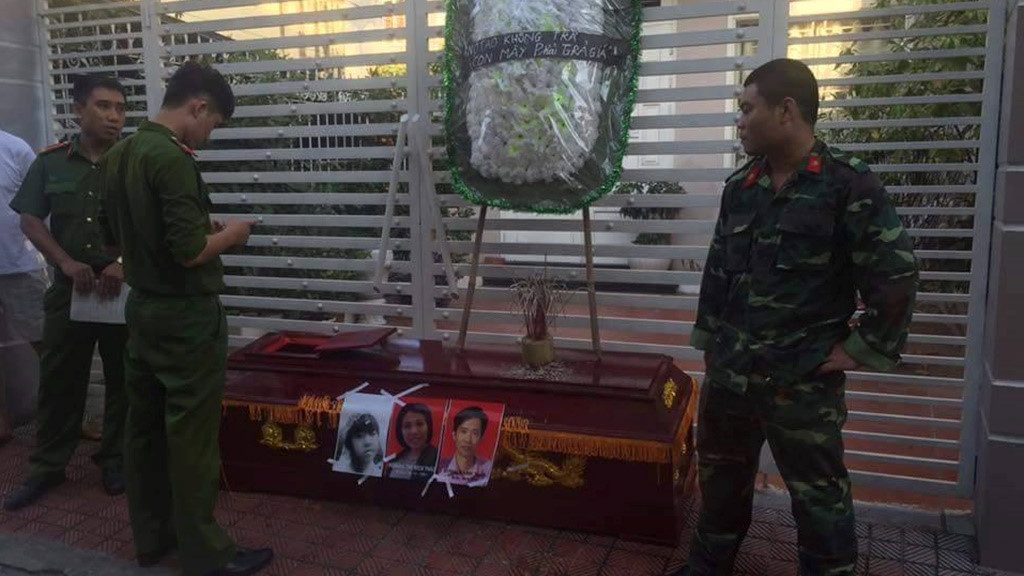 Nặng nề hơn nữa, nhiều chủ nợ sẵn sàng bỏ thêm tiền để mua quan tài đặt trước nhà các vị khách vay tiền của mình để đạt được mục đích là đòi nợ.