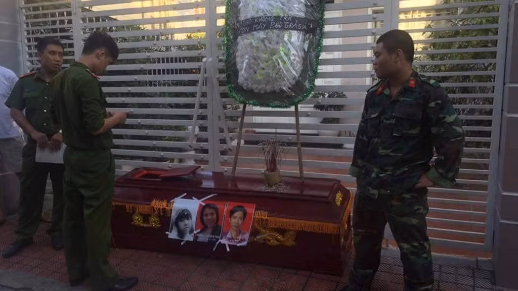 Nặng nề hơn nữa, nhiều chủ nợ sẵn sàng bỏ thêm tiền để mua quan tài đặt trước nhà các vị khách vay tiền của mình để đạt được mục đích là đòi nợ.