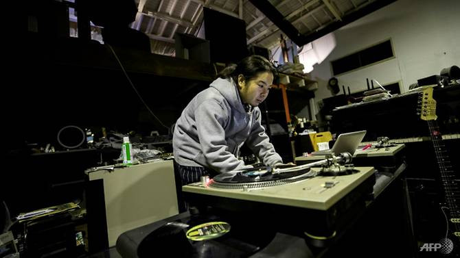 DJ bán chuyên nghiệp Akinoby Tatsumi vào ban đêm