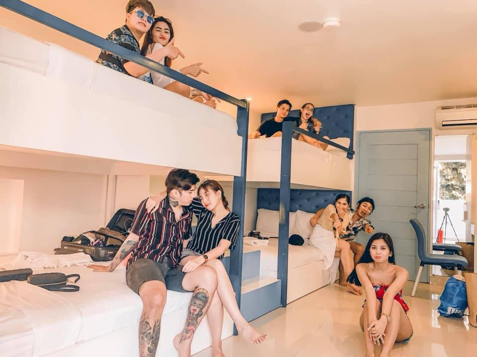 Trong bộ ảnh, hầu hết các cặp đôi đều khá mặn nồng bên nhau nhưng chỉ có một cô gái lại lẻ loi một mình.