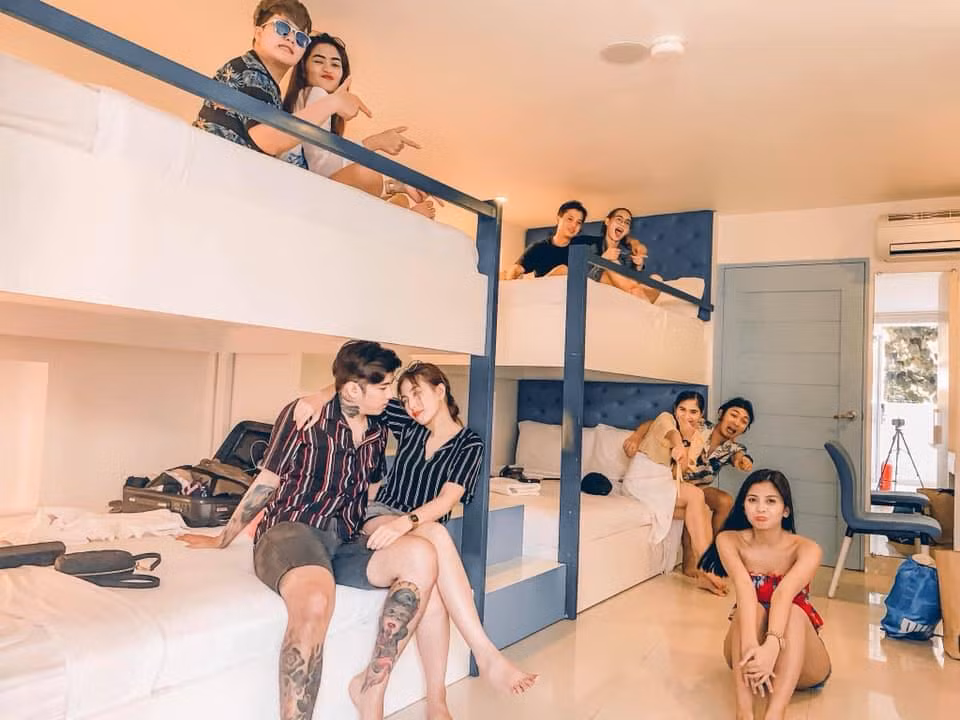 Trong bộ ảnh, hầu hết các cặp đôi đều khá mặn nồng bên nhau nhưng chỉ có một cô gái lại lẻ loi một mình.