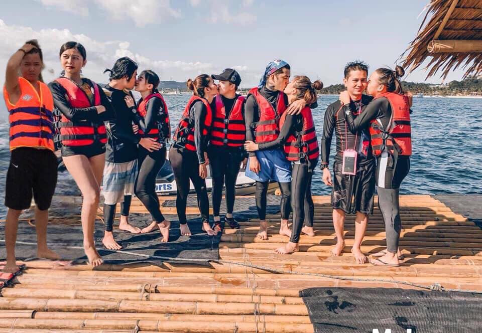 Đâu có ế đâu! Chẳng qua là thiếu một người đứng cạnh khi du lịch với hội bạn.