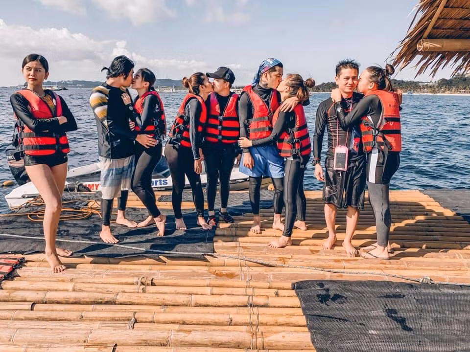 Ngay sau khi bộ ảnh được đăng tải, đã nhận được sự chú ý đến từ dân mạng. Đa phần CĐM đều khuyên rằng, cô gái này không nên xuất hiện trong cuộc vui này vì như vậy sẽ rất tủi thân.