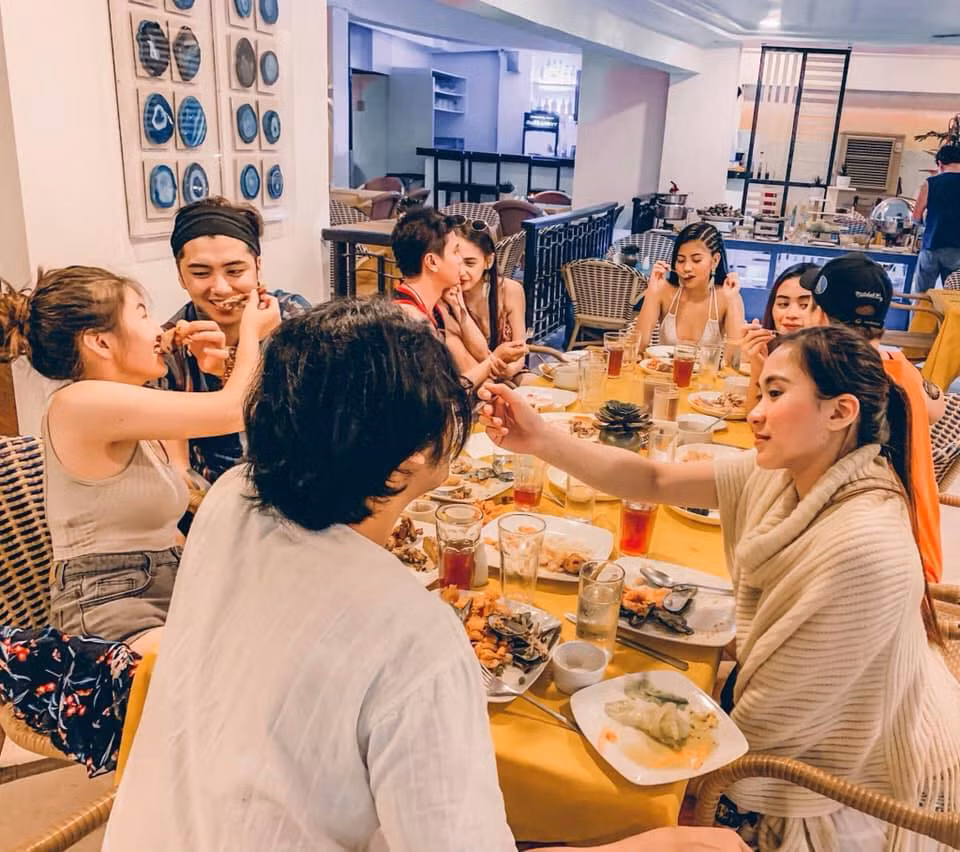 Bên cạnh đó, một số dân mạng lại cho rằng, thực chất bộ ảnh này chỉ làm màu. Tất cả hội bạn này đều có đôi, có cặp nhưng vì muốn thả thính nên cô gái trên cố tình chụp 1 mình giữa đám bạn thân có gấu.