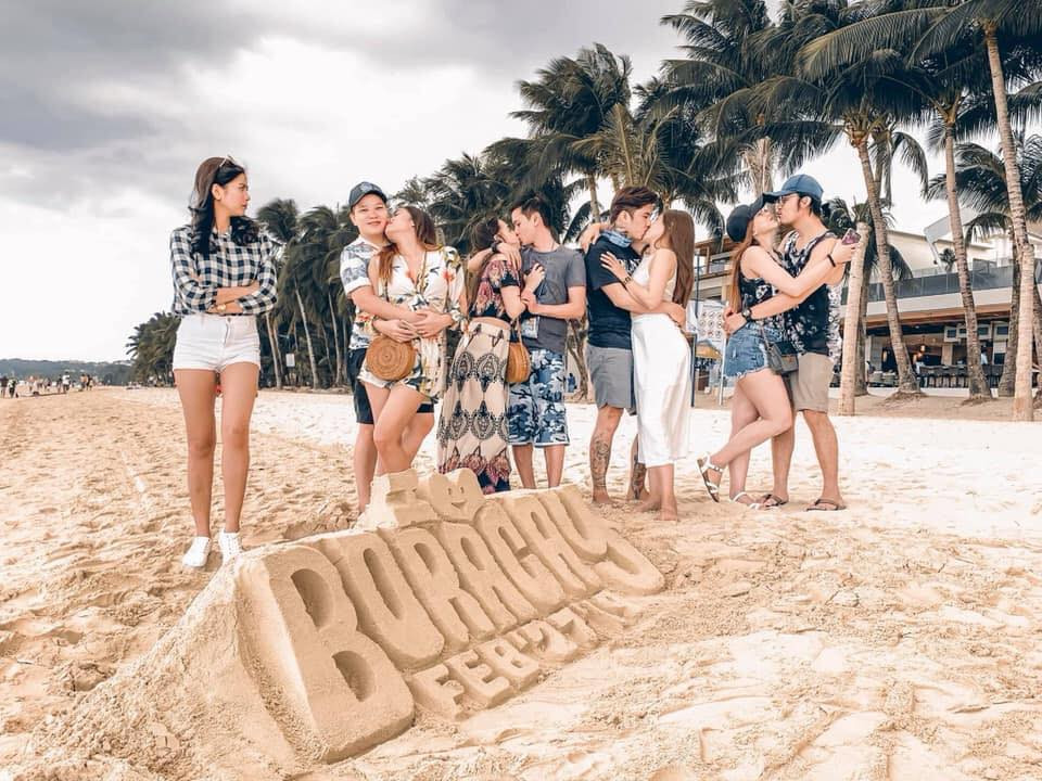 Xuất hiện trong bộ ảnh đi du lịch cùng hội bạn thân là 9 nhân vật. Trong đó, có 4 đôi yêu nhau và thể hiện tình cảm vô cùng thân mật, còn xót lại một cô gái với ngoại hình khá xinh xắn nhưng lại đứng lẻ loi 1 mình.