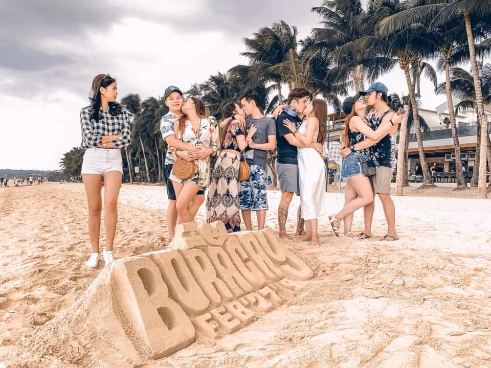 Xuất hiện trong bộ ảnh đi du lịch cùng hội bạn thân là 9 nhân vật. Trong đó, có 4 đôi yêu nhau và thể hiện tình cảm vô cùng thân mật, còn xót lại một cô gái với ngoại hình khá xinh xắn nhưng lại đứng lẻ loi 1 mình.