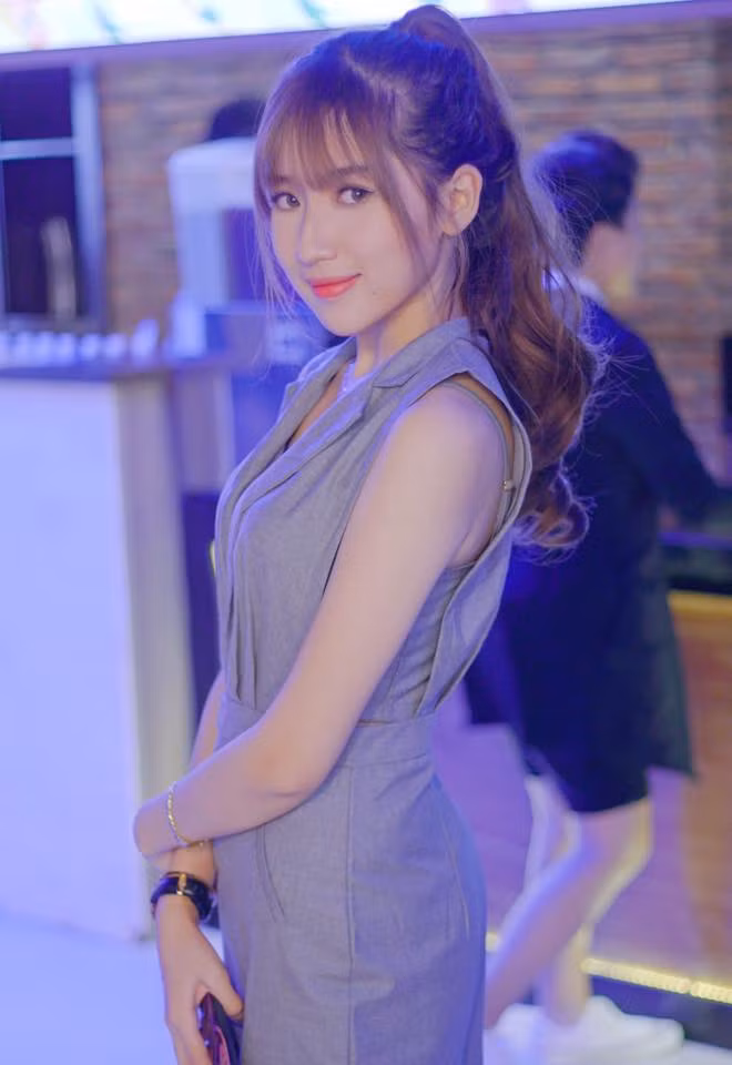 Không chỉ thể hiện tốt trong vai trò diễn viên, với thân hình đẹp của mình, hot girl Nghiền Mỳ Gõ còn là cái tên được nhiều các shop thời trang hay các nhãn hàng tại Sài thành lựa chọn để làm gương mặt thương hiệu.