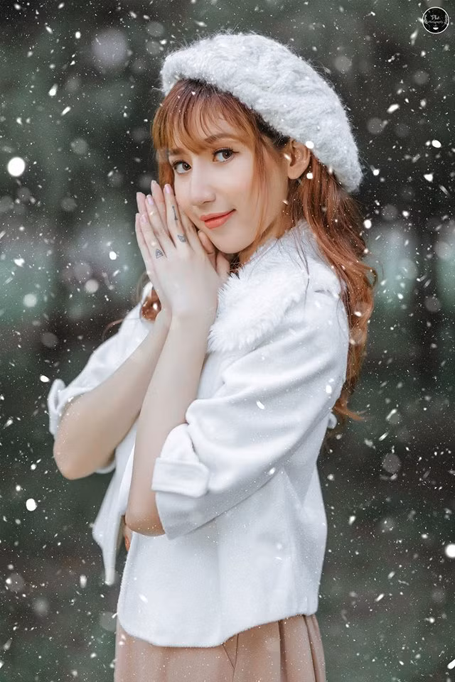 Hoàng Quyên được nhiều người chú ý tới khi chạm vào mắt là thân hình quyến rũ, gương mặt ưa nhìn tựa thiên thần, nụ cười tỏa nắng và chất giọng khá nồng ấm.