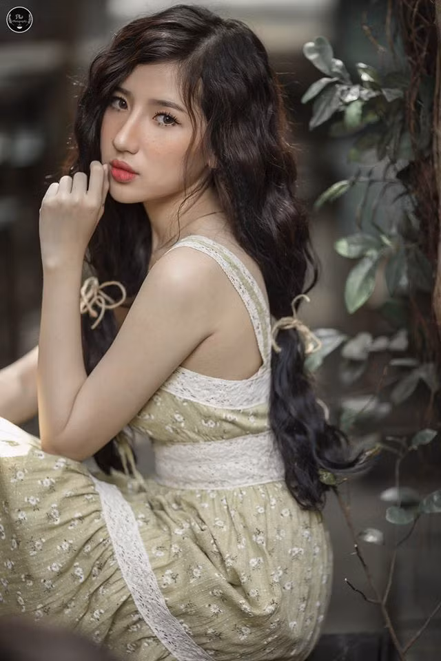 Bật mí về vai diễn mới của mình, Hot girl Ghiền Mỳ Gõ - Hoàng Quyên nói rằng vai diễn sắp tới của cô có phần nhắng nhít và tươi trẻ hơn so với những nhân vật trước đây cô đã vào vai và hy vọng khán giả sẽ đón nhận nhiệt tình và có những phản hồi tích cực để cô gái quê Sóc Trăng tiếp tục phấn đấu. Ảnh sử dụng trong bài: Facebook nhân vật.