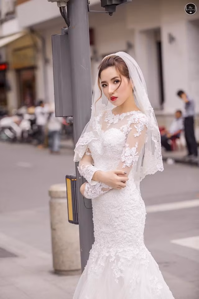 Nói về sự nghiệp nghệ thuật của cô nàng hot girl Sóc Trăng này có thể thấy dù là một diễn viên tay ngang nhưng tinh thần ham học hỏi, cần cù, một chút duyên nghề và thêm chút nhan sắc đã tạo nên thành công cho Hoàng Quyên.