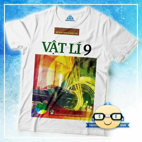 Theo đó, những chiếc áo phông được một nhà in áo tài tình cho vào hình ảnh những bìa sách của các môn học trong chương trình lớp 9 và 12 – những lớp cuối cấp khiến dân tình hoảng hốt về độ hot của chúng.