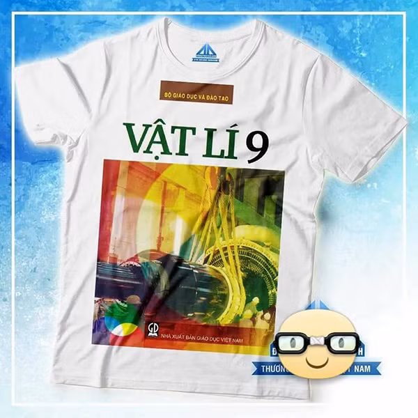 Theo đó, những chiếc áo phông được một nhà in áo tài tình cho vào hình ảnh những bìa sách của các môn học trong chương trình lớp 9 và 12 – những lớp cuối cấp khiến dân tình hoảng hốt về độ hot của chúng.