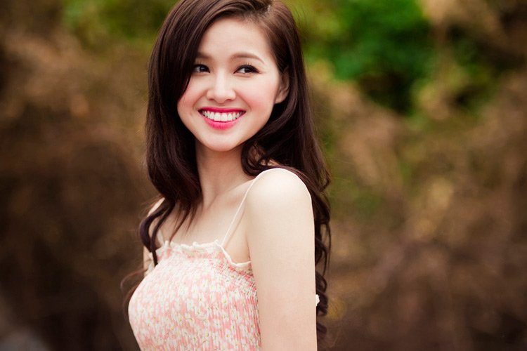 Tâm Tít nổi tiếng bởi gương mặt xinh xắn và khá đa tài. Cô từng thành công ở nhiều lĩnh vực, từ ca sĩ, diễn viên tới người mẫu ảnh. Cuộc sống hot girl 8X sau khi kết hôn luôn là chủ đề hot trong giới trẻ.