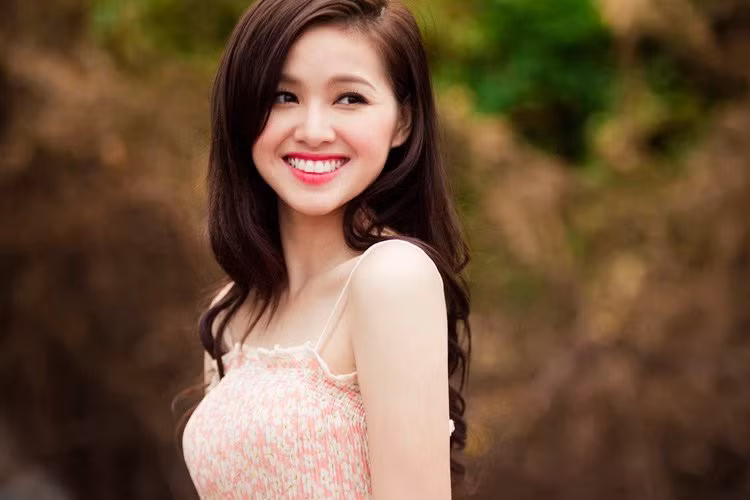 Tâm Tít nổi tiếng bởi gương mặt xinh xắn và khá đa tài. Cô từng thành công ở nhiều lĩnh vực, từ ca sĩ, diễn viên tới người mẫu ảnh. Cuộc sống hot girl 8X sau khi kết hôn luôn là chủ đề hot trong giới trẻ.