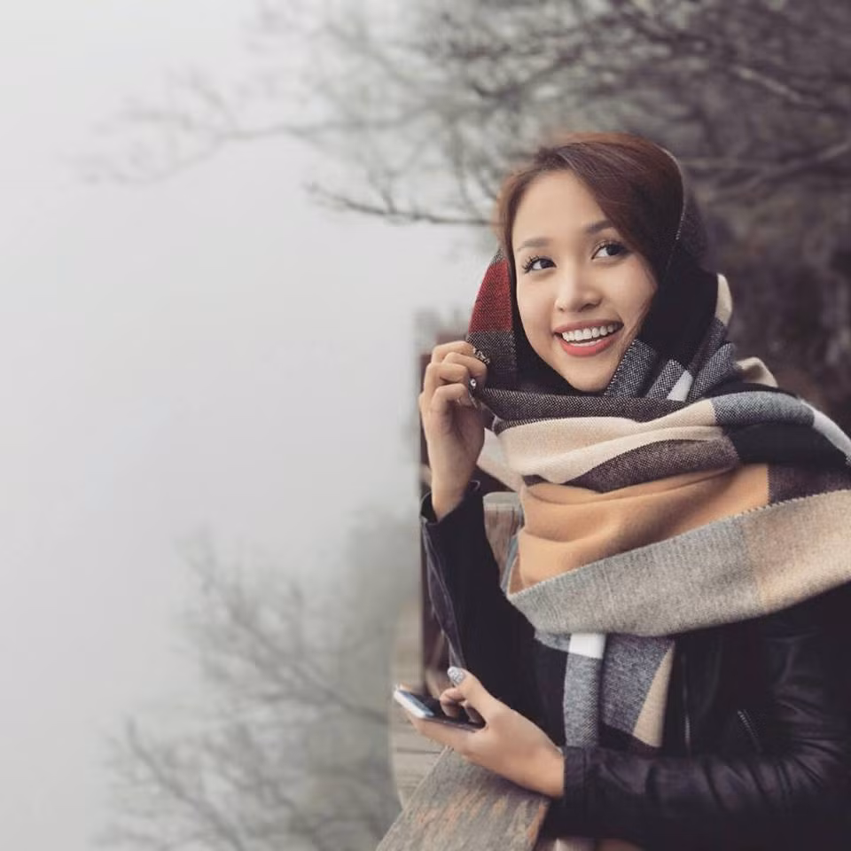 Vân Hugo cũng là một trong những hot girl Việt bắt đầu bước vào tuổi 30. Từng nổi tiếng với vai trò MC, người mẫu teen và sau đó là cả diễn viên. Cô nàng này giờ đã là bà mẹ 1 con nhưng vẫn khiến vạn người mê bởi nhan sắc trẻ mãi không già.