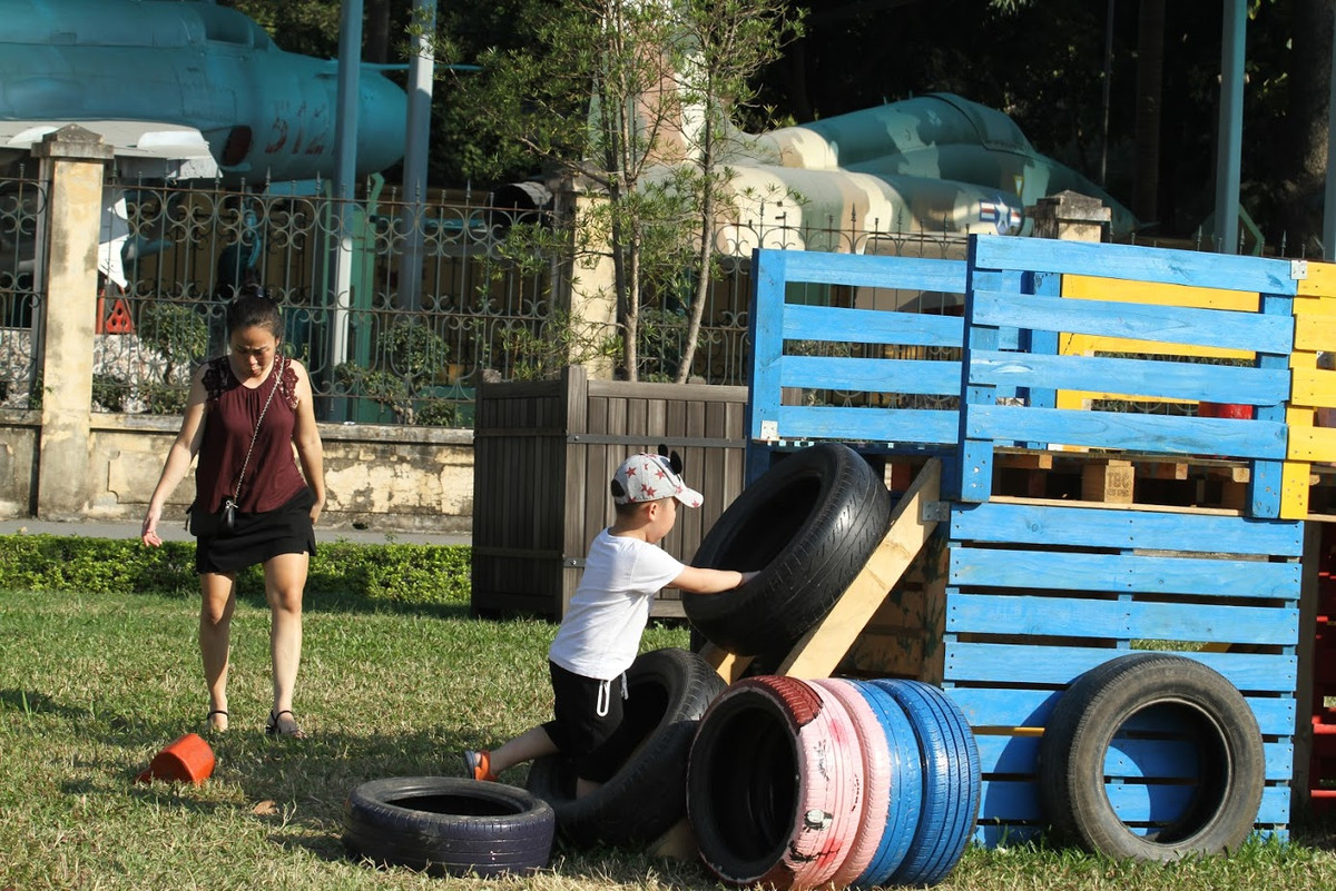 Tất cả các khu trò chơi này đều có người giám sát nhằm nhắc nhở tránh các tai nạn đáng tiếc xảy ra.