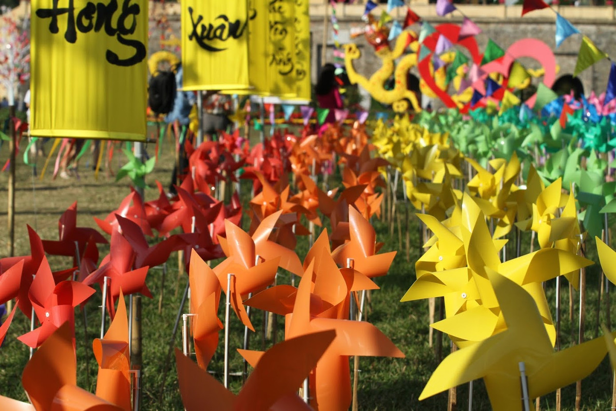 Cảnh đồng chong chóng tại Hoàng thành Thăng Long với đủ sắc màu tạo nên không gian cực đẹp đón chào các du khách tới du xuân Tết Kỷ Hợi 2019.