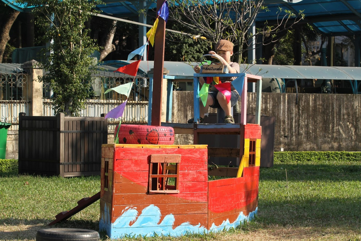 Một mô hình lái tàu được sắp xếp trong khuôn viên bãi cỏ trước cổng Đoan Môn - Hoàng thành Thăng Long.