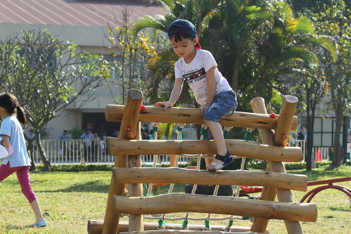 Bên cạnh cánh đồng chong chóng, BTC cũng sắp xếp khá nhiều trò chơi vận động dành cho các gia đình cho trẻ nhỏ.