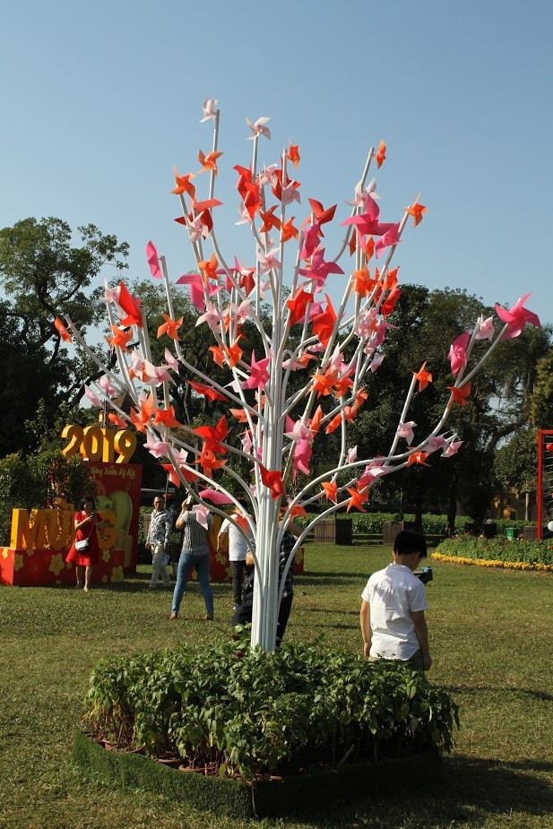 Ngoài con đường chong chóng, BTC "Hoàng thành Thăng Long, điểm đến di sản Mùa xuân 2019" còn thiết kế các cây với những cánh chong chóng tạo nên hoa, lá.