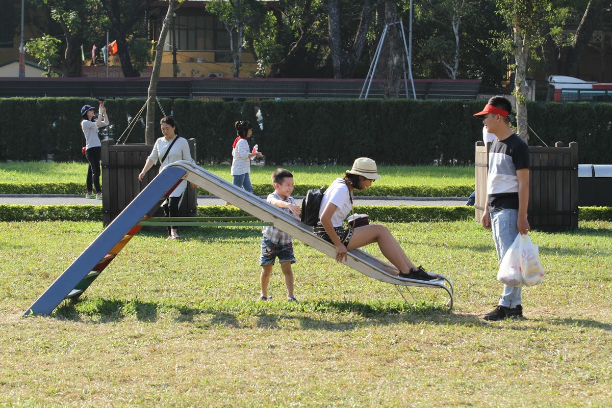 Những trò chơi như cầu trượt, xích đu hay đi thăng bằng đã được sắp xếp hợp lý tại khu vực bãi cỏ trước cổng Đoan Môn.