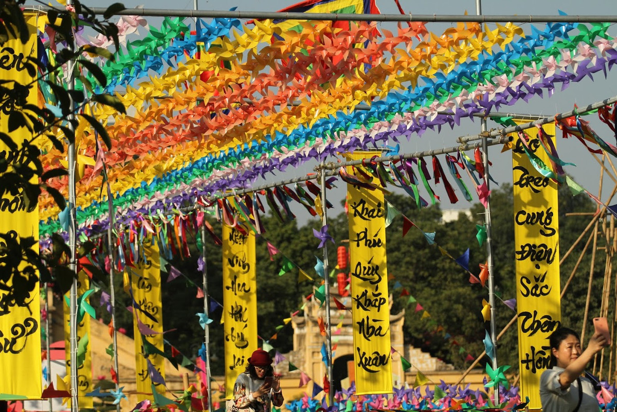 Năm nay, để phục vụ nhu cầu của du khách du xuân, Trung tâm Bảo tồn Di sản Thăng Long – Hà Nội đã mang đến chương trình "Hoàng thành Thăng Long. Điểm nhấn của chương trình này đó là cánh đồng chong chóng đầy màu sắc trước mặt đoan môn.