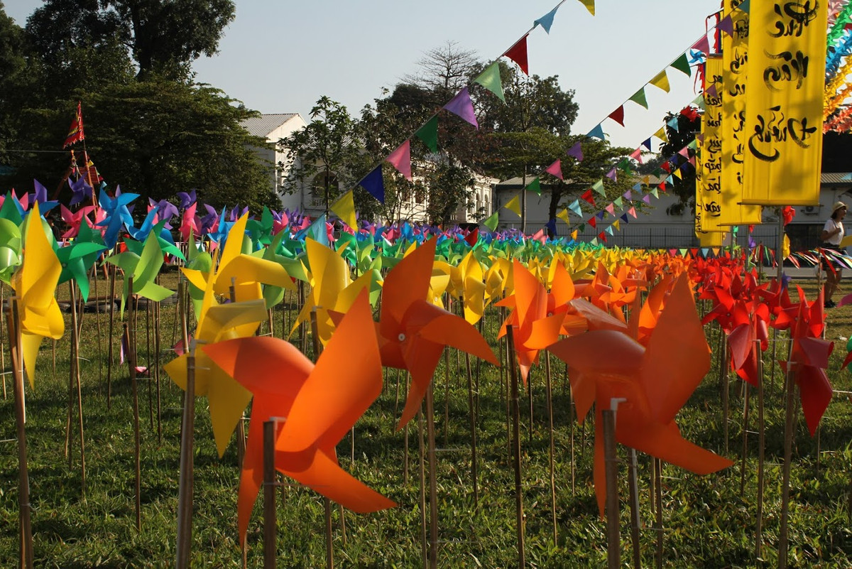 Sự đan xen giữa những sắc màu nổi bật khiến vườn chong chóng Hoàng thành Thăng Long trở nên rất đặc biệt.