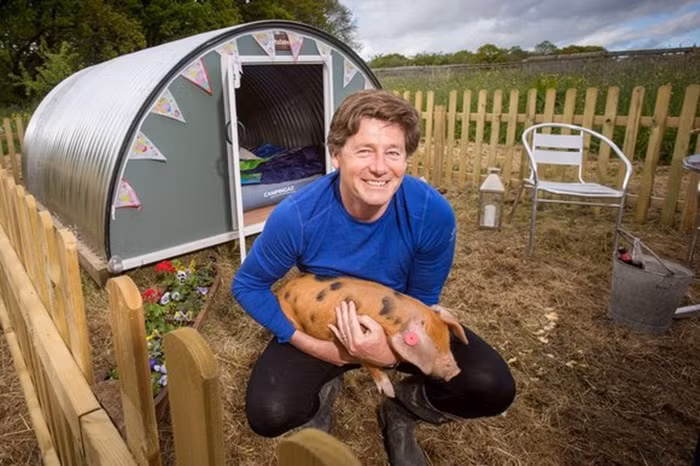 Bên trong căn lều có đủ nệm, chăn, gối đủ cho 4 người ở. Nhiều phụ huynh cho con em tới đây để trải nghiệm làm nông dân.